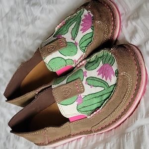 Ariat cactus leather and canvas cruisers